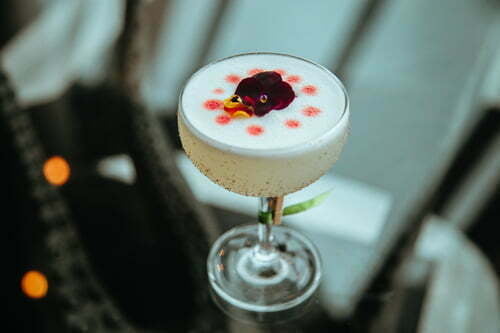 Không chỉ có thành phần đa dạng, cocktail còn tạo dấu ấn nhờ yếu tố địa phương, đó là sử dụng cả tiêu Phú Quốc, rượu sim hay mật ong rừng.