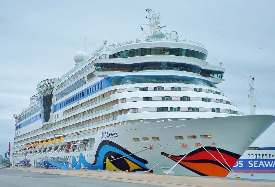 Tàu quốc tế AIDAbella chở gần 2500 du khách cập bến Đảo ngọc Phú Quốc.