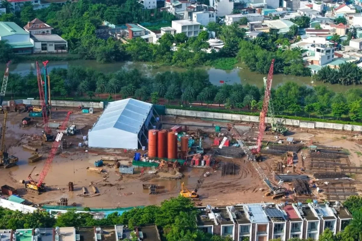 Công trường: máy khoan cọc, silo và lồng thép
