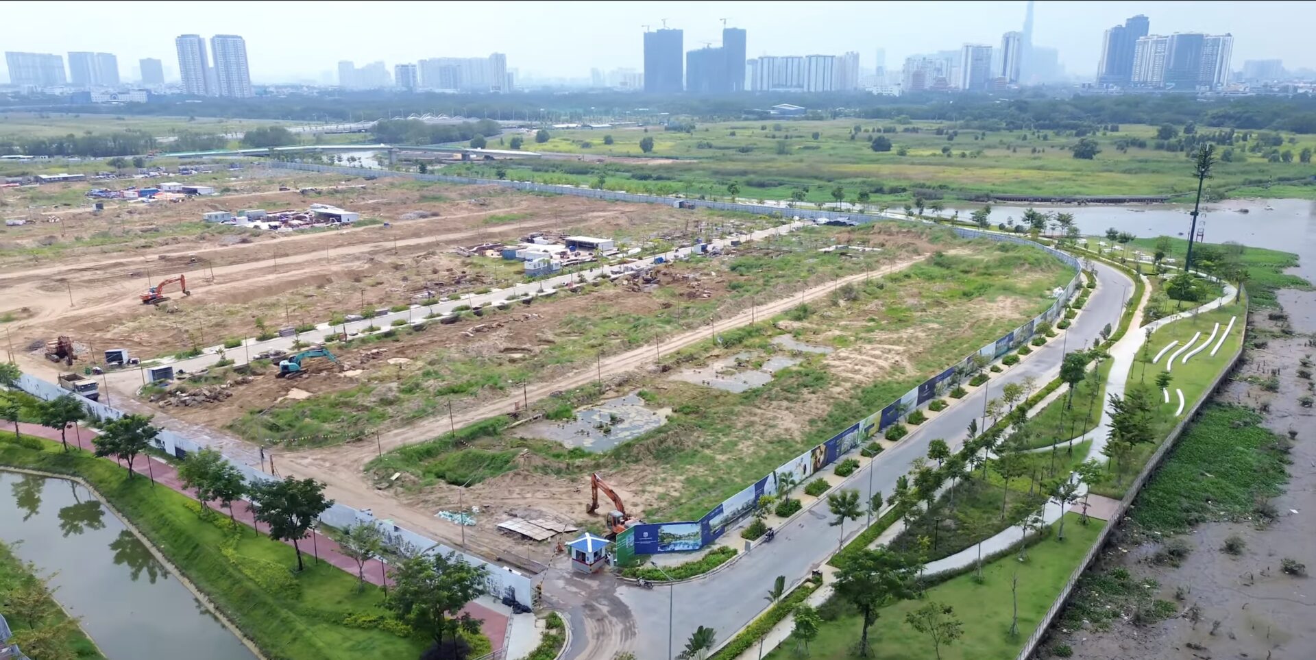Ảnh flycam công trường SOLA The Global City — bán đảo ven sông đang thi công hạ tầng