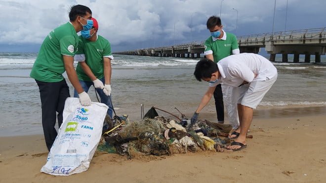 Phú Quốc ra quân dọn rác thải bờ biển