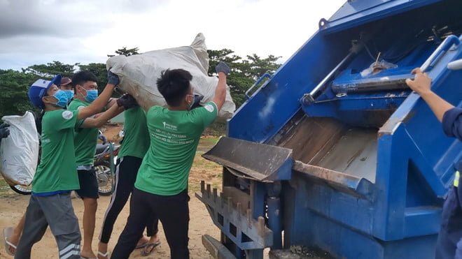 Phú Quốc ra quân dọn rác thải bờ biển