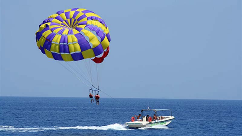 “Vút bay” trong gió cùng cano kéo dù biển tại Sun World Hòn Thơm.