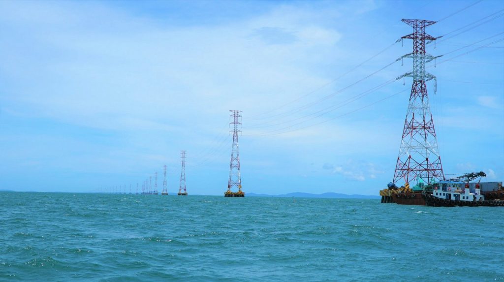 Đường dây điện 220kV dài nhất Đông Nam Á kéo điện từ đất liền ra đảo Phú Quốc.