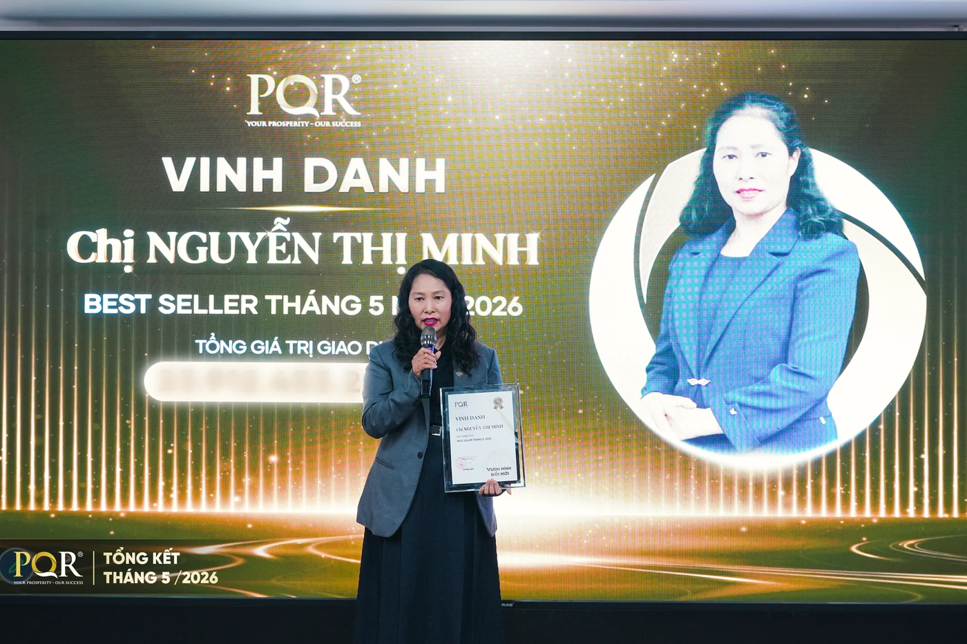 Chị Nguyễn Thị Minh phát biểu tại lễ vinh danh Best Seller tháng 5/2026 PQR