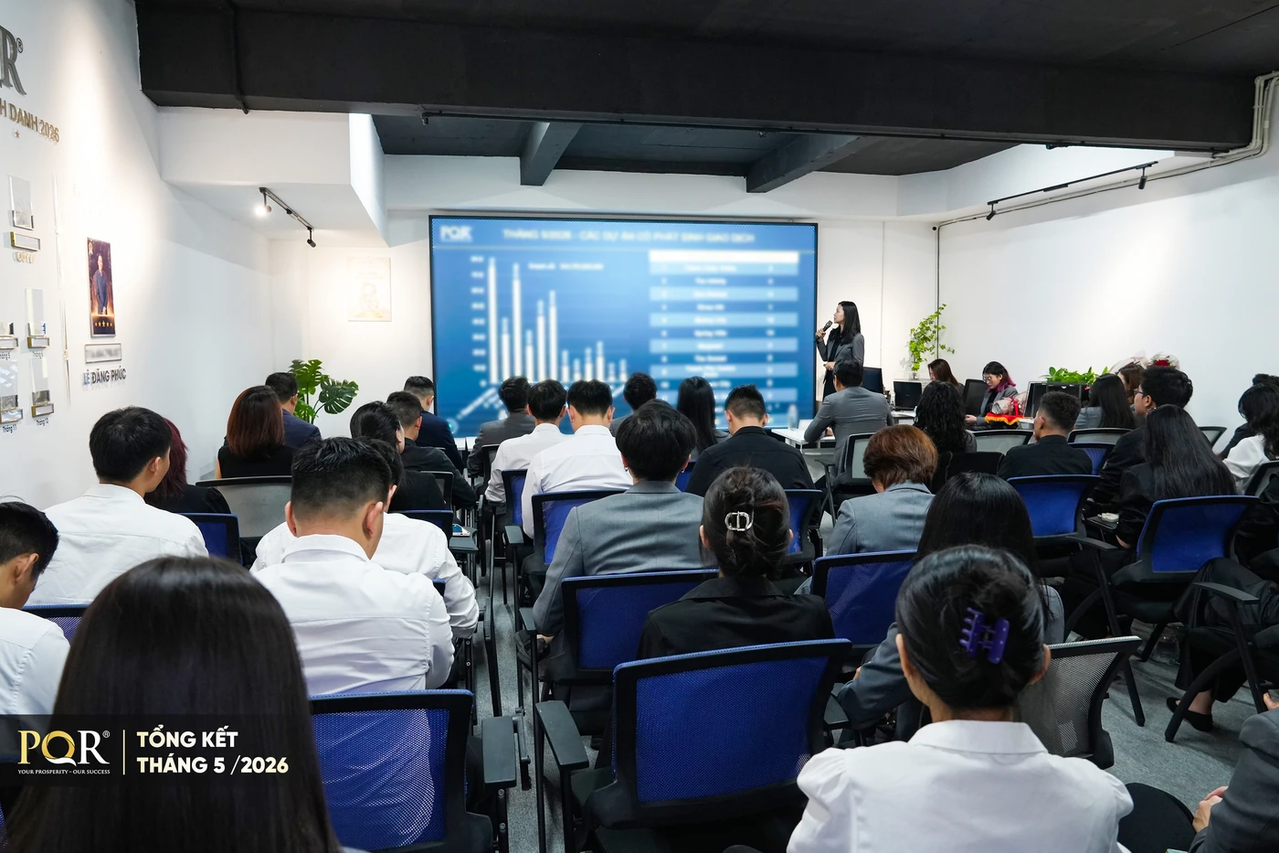 Toàn cảnh hội trường PQR trong phần báo cáo kết quả kinh doanh tháng 5/2026