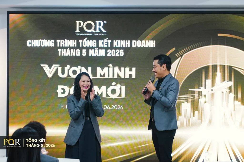 Chị Nguyễn Thị Minh - Best Seller tháng 5/2026 nhận giải thưởng vinh danh tại PQR