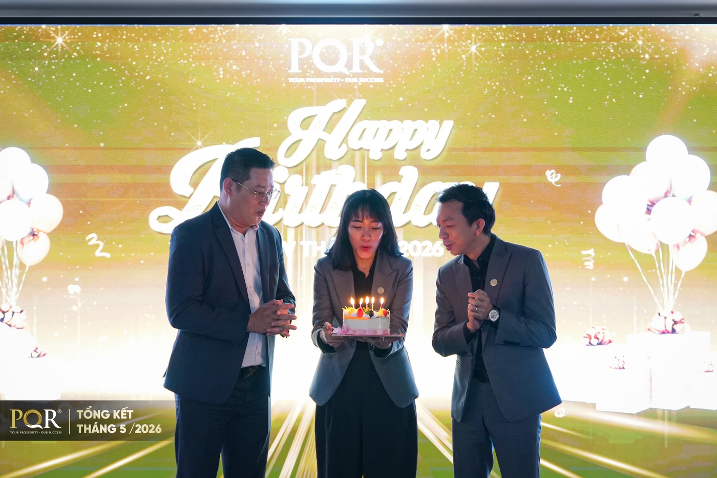 Khoảnh khắc thổi nến chúc mừng sinh nhật tháng 6/2026 tại trụ sở PQR HCM