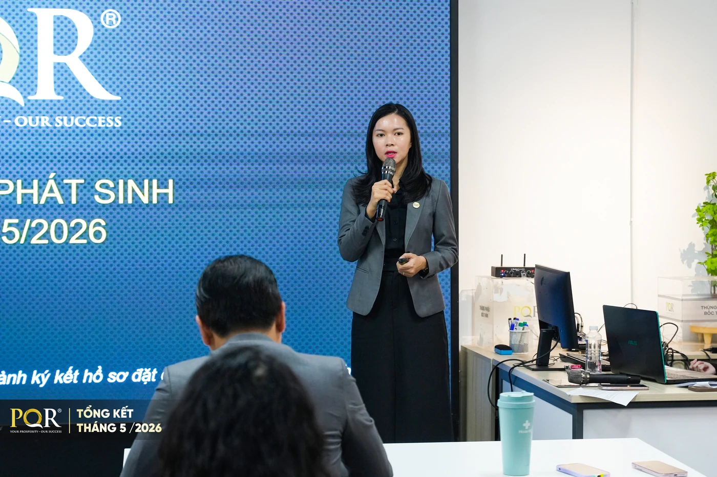 Chị Nguyễn Thị Thanh Thủy báo cáo số liệu phát sinh kinh doanh tháng 5/2026