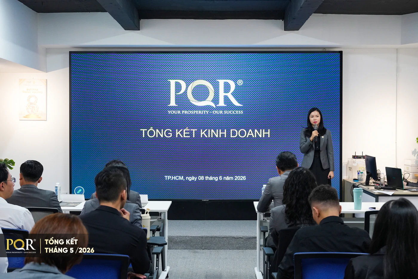Chị Nguyễn Thị Thanh Thủy trình bày Tổng kết kinh doanh PQR tháng 5/2026