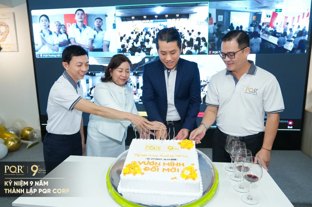 Ban lãnh đạo PQR Corp cùng cắt bánh kem kỷ niệm 9 năm thành lập công ty.