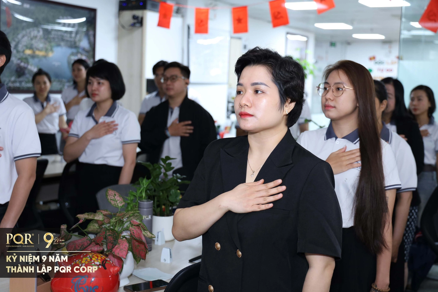 Toàn thể cán bộ nhân viên PQR thực hiện nghi thức chào cờ, hát Quốc ca trang nghiêm và tự hào.