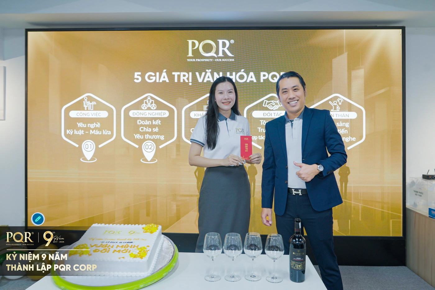 Đại diện PQR chia sẻ về 5 giá trị văn hóa cốt lõi trước toàn thể cán bộ nhân viên.
