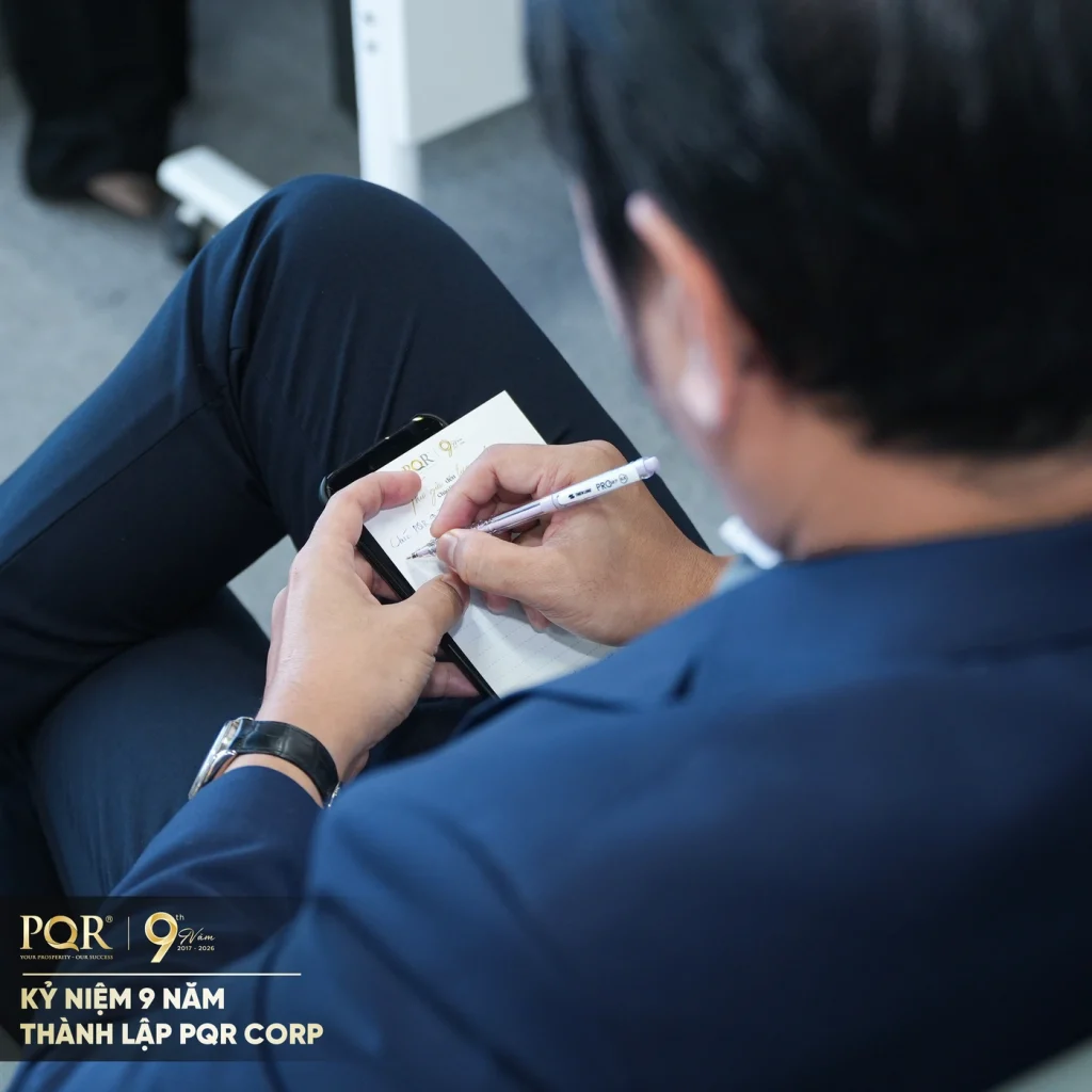 Không gian sảnh văn phòng PQR trang trí chủ đề "Vươn mình đổi mới" cùng những giỏ hoa chúc mừng từ đối tác.