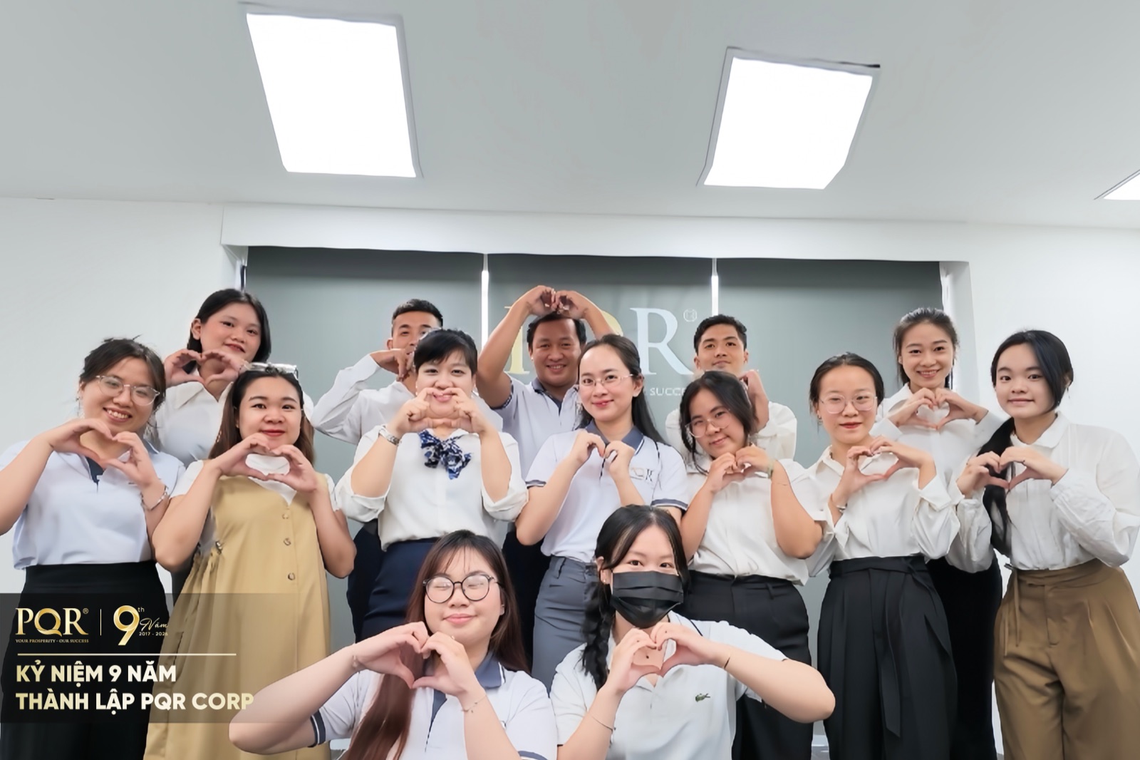 Đội ngũ văn phòng PQR Nha Trang tạo hình trái tim mừng sinh nhật PQR 9 tuổi